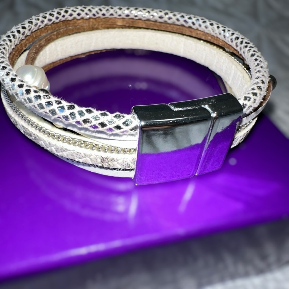 ELEGANT MULTI-LAYERED WHITE & SILVER BRACELET WITH PEARL ACCENTS - Picture 2 of 4